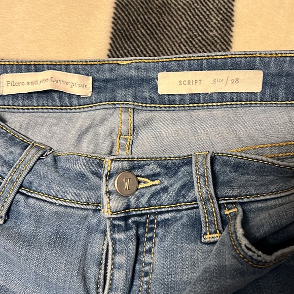 Pilcro and the Letterpress Script Jeans. Size 28 - Picture 5 of 16